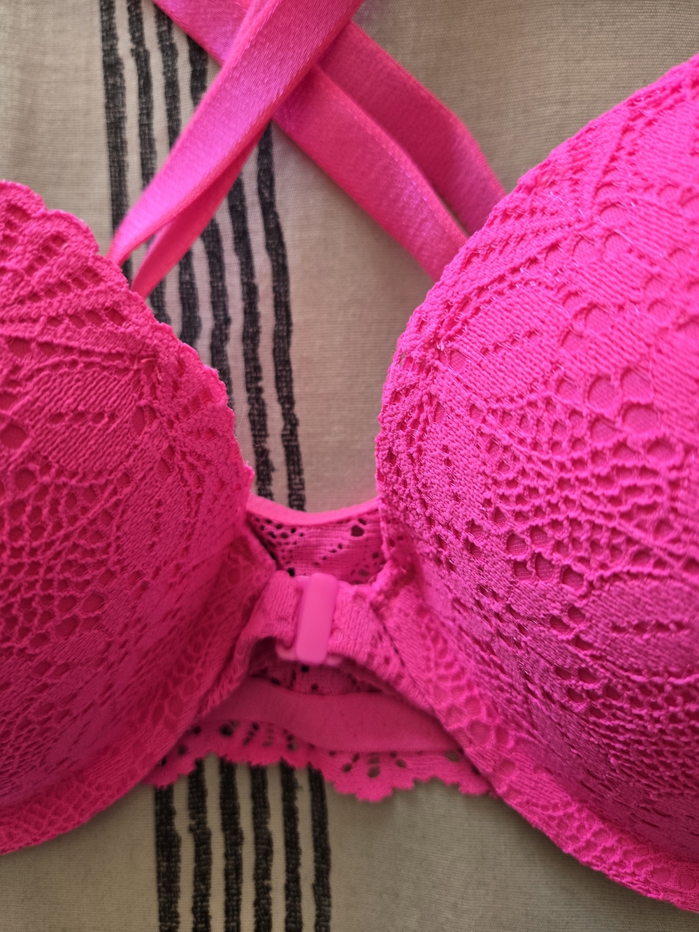 Victoria's Secret Hot Pink Lace Push-Up Bra - Picture 2 of 4